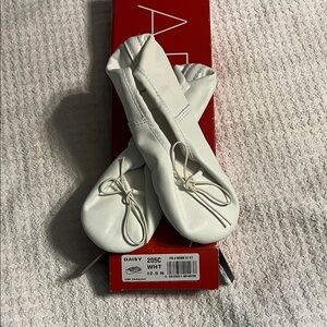 NWT - Capezio Girls White Ballet Shoes Size 12.5 N